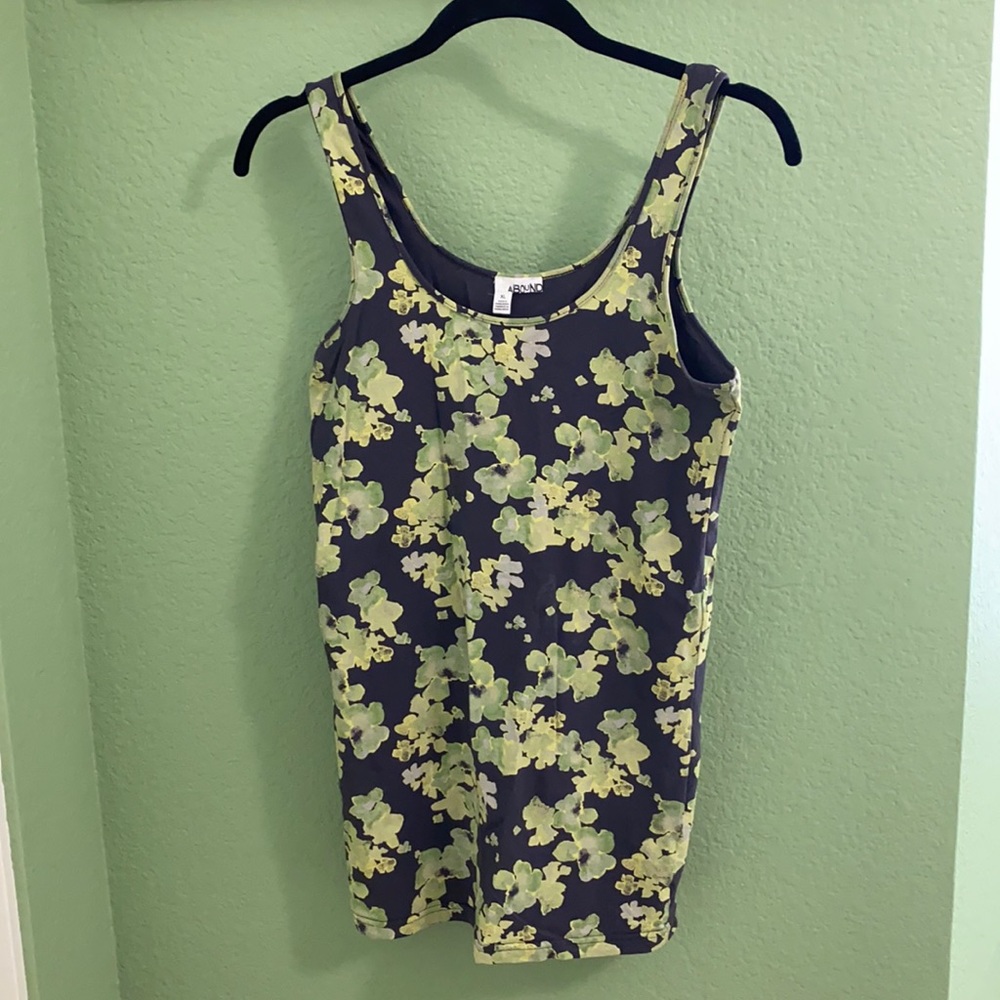 Gray flowered tank Size XL